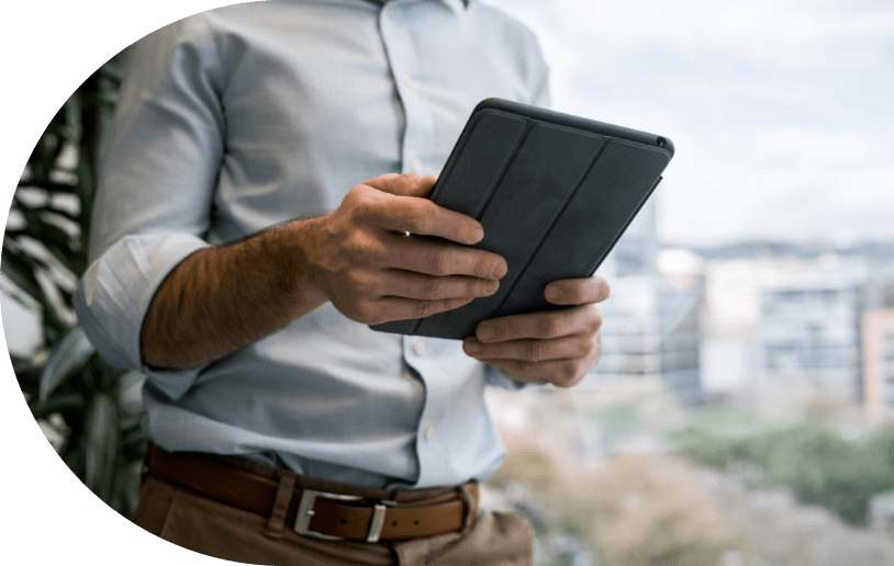 homme tenant une tablette dans ses mains